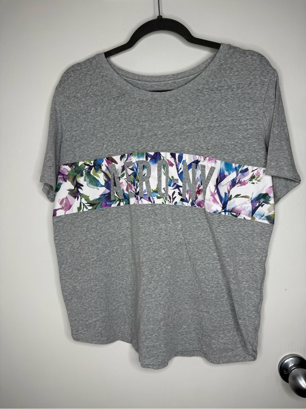 🔥2 for $10🔥 Aeropostale Gray Cotton Blend Tee with Subtle Floral Accent XL